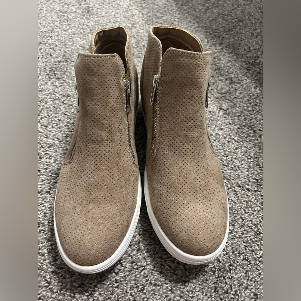 Cushionaire Platform Sneakers size 8